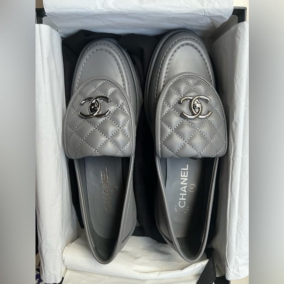 🔥CHANEL Loafers - Picture 2 of 11